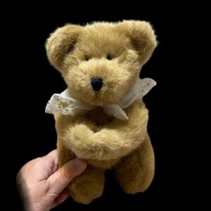 Boyd’s Bear “Hope” kneeling bear